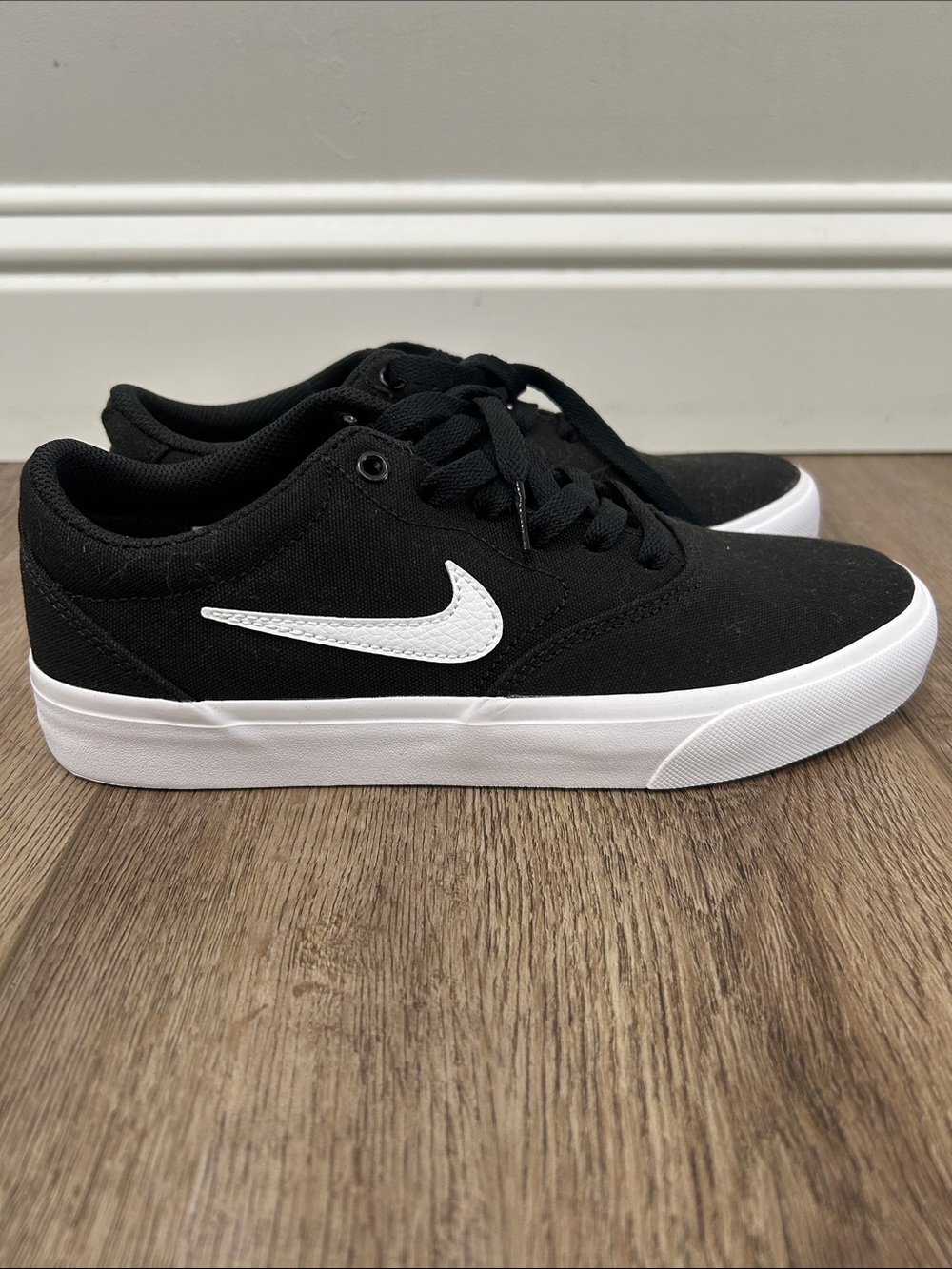 NEW- Nike Black & White Low-Top Sneakers women’s 8